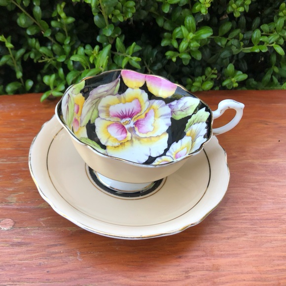 Paragon Double Warrant Tea Cup Saucer Pansies Pansy Black England HM Que… - Picture 1 of 11
